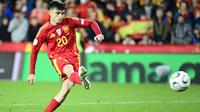 Gelandang Spanyol bernomor punggung 20, Pedri, melepaskan tendangan penalti dalam pertandingan leg kedua perempat final UEFA Nations League antara Spanyol dan Belanda di Stadion Mestalla, Valencia, Senin dini hari WIB (24-3-2025). (JOSE JORDAN/AFP)