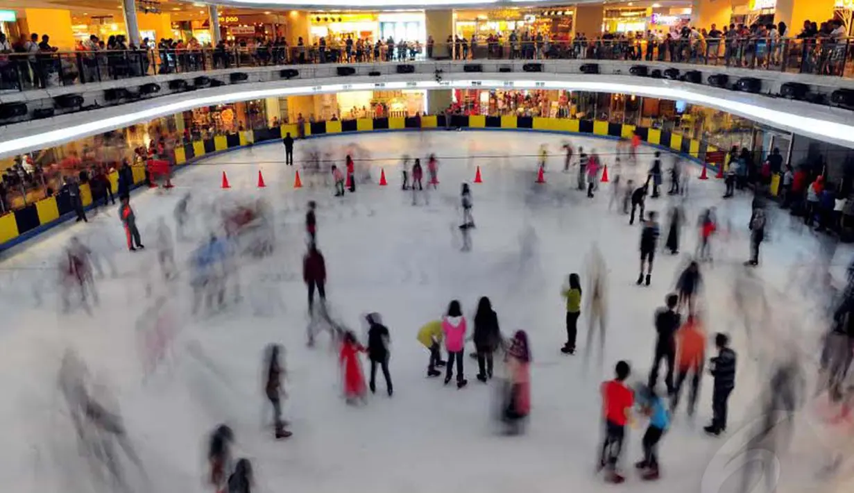 Hari libur lebaran dimanfaatkan sejumlah orang untuk bermain ice skating    (Liputan6.com/Johan Tallo)