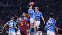Gelandang Napoli, Scott McTominay, menyundul bola dalam pertandingan Serie A Italia antara AS Roma dan Napoli di Stadion Olimpiade Roma pada 30 November 2025. (Tiziana FABI / AFP)