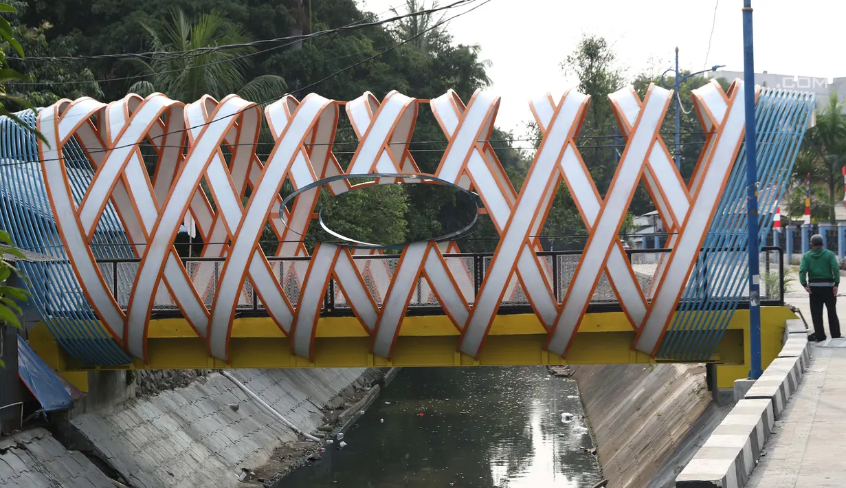 Warga melihat-lihat Jembatan Ketupat di Jalan Gajah Mada, Petojo, Jakarta, Kamis (8/8/2019). Jembatan Ketupat memiliki bentang 12,5 meter dan lebar 2,5 meter dengan waktu pengerjaan selama 45 hari. (Liputan6.com/Helmi Fithriansyah)