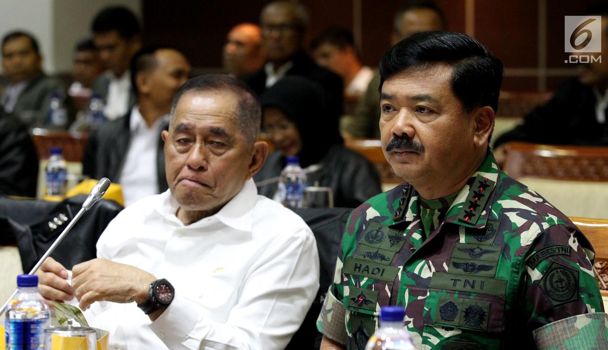 Menhan Ryamizard Ryacudu (kiri) dan Panglima TNI Marsekal Hadi Tjahjanto saat rapat kerja dengan Komisi I DPR di Kompleks Parlemen, Jakarta, Rabu (19/6/2019). Rapat membahas progres penyelesaian permasalahan perumahan dinas/tanah Kementerian Pertahanan/TNI. (Liputan6.com/JohanTallo)