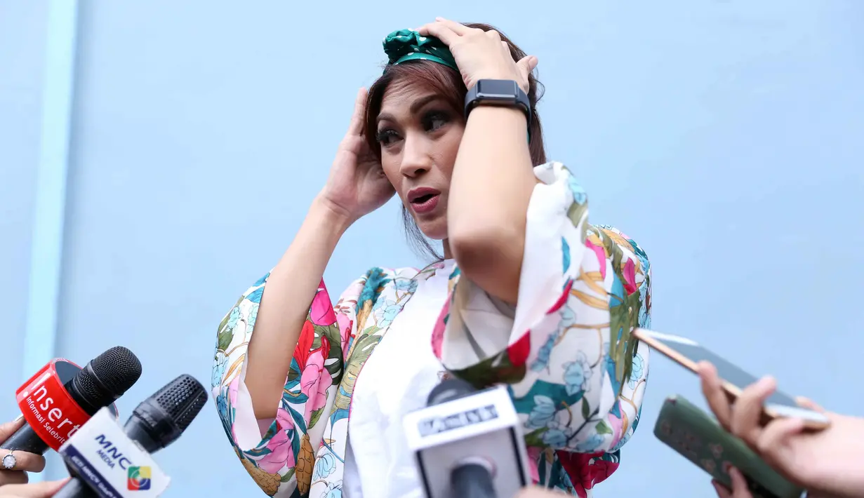 Kabar pernikahan Maia Estianty dengan pengusaha Irwan Musri telah diketahui oleh sahabat Maia, Tata Janeeta. Saat ditemui di kawasan Tendean, Tata mengaku mengetahui, namun enggan menjelaskan lebih jauh. (Nurwahyunan/Bintang.com)