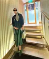 Syahrini tampil serba hijau, sengan dress plisket dipadukan outer jaket serta kerudungnya. Ia membawa tas Hermes dan mengenakan flat shoes hijau emerald. [@princessyahrini]