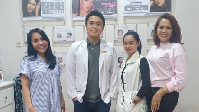 Bertengkar hingga Putuskan Adopsi Anak, Ini 6 Momen Kebersamaan Elly Sugigi dan Putri Kandungnya