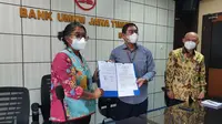 Penandatanganan perjanjian kerja sama antara Indonesia Packaging Recovery Organization (IPRO) dan Bank UMKM  Jawa Timur  di  Surabaya, Selasa , 2 Februari 2022.  (Liputan6.cpm/ IPRO)