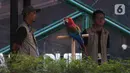 Keeper menjaga pergerakan satwa jenis burung yang ada di Taman Jagat Satwa Nusantara, Jakarta, Selasa (15/8/2023). (merdeka.com/imam buhori)