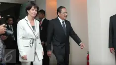 Menko Bidang Kemaritiman Rizal Ramli (tengah) berjalan bersama Wapres Swiss Doris Leuthard (kiri) sebelum melangsungkan pertemuan di Kantor Kemenko Maritim, Jakarta, Rabu (30/3). (Liputan6.com/Angga Yuniar)