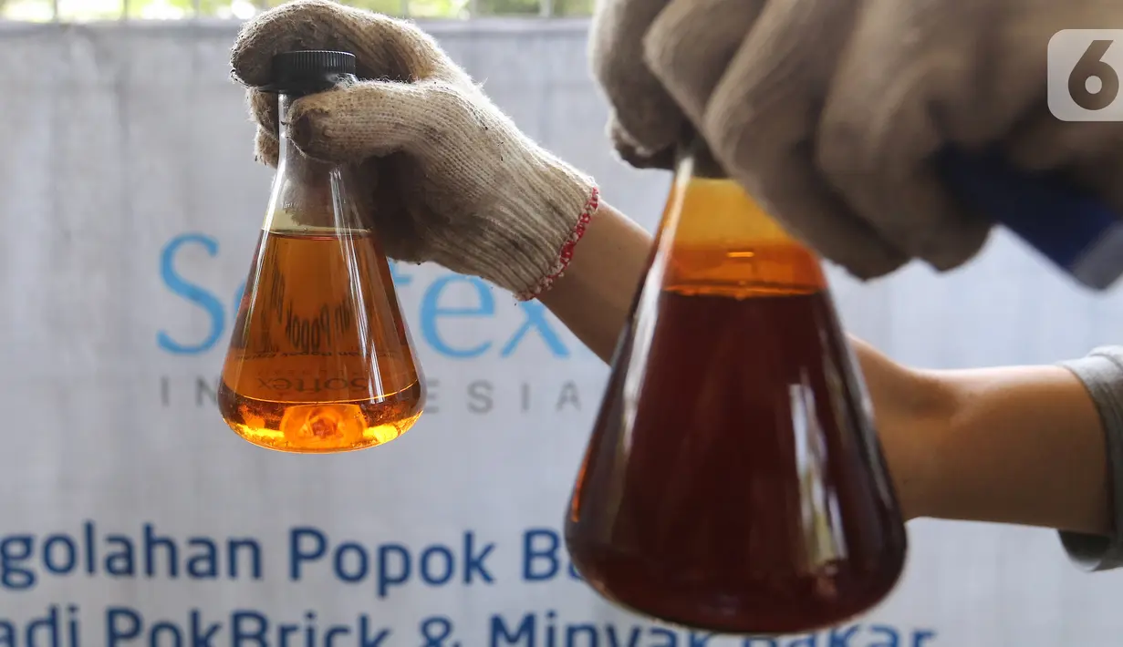 Minyak bakar hasil daur ulang popok bayi bekas pakai di Guna Olah Limbah (GOL), Bandung, Jawa Barat, Kamis (16/1/2020). PT Softex Indonesia mendaur ulang popok bayi bekas pakai menjadi pokbrick dan minyak bakar yang bernilai dan fungsional. (Liputan6.com/Fery Pradolo)