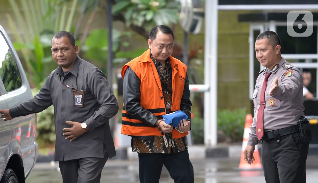 Bupati nonaktif Lampung Utara Agung Ilmu Mangkunegara (tengah) tiba di Gedung KPK, Jakarta, Senin (3/2/2020). Agung akan diperiksa sebagai tersangka untuk melengkapai berkas terkait dugaan menerima suap proyek di Dinas PUPR dan Dinas Perdagangan Kabupaten Lampung Utara. (merdeka.com/Dwi Narwoko)