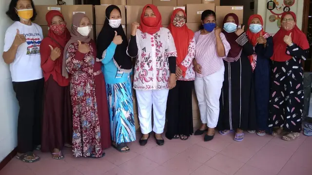 Choirul Mahpuduah (53 tahun), sukses membangun komunitas usaha “Kampung Kue” di Surabaya, Jawa Timur.
