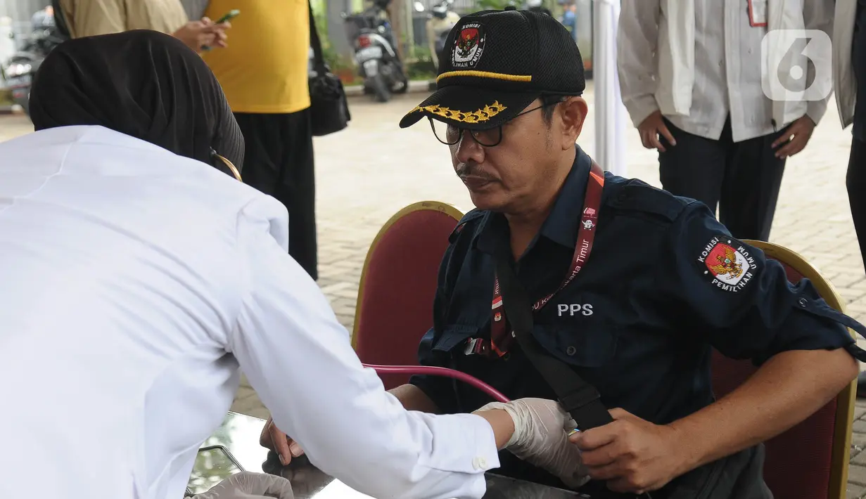 Kegiatan ini diikuti sejumlah elemen panitia penyelenggara pemilihan umum, mulai KPPS hingga petugas pengamanan TPS. (merdeka.com/Imam Buhori)