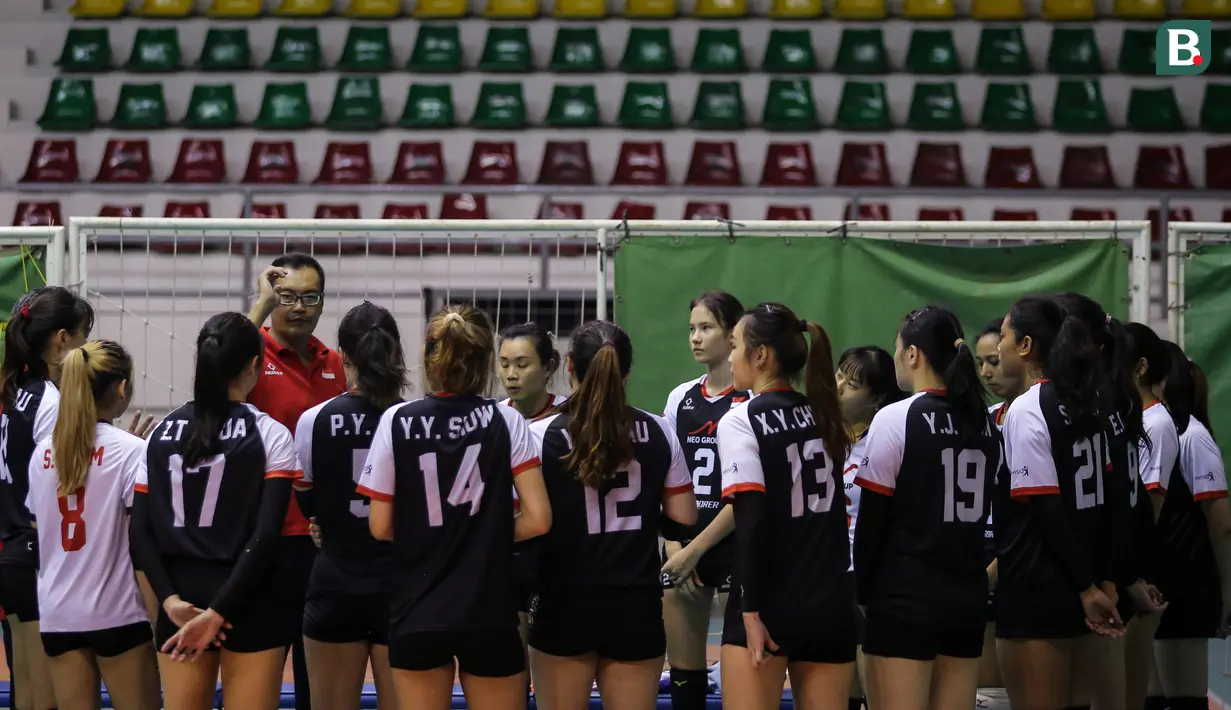 Meskipun kalah, pelatih Timnas Voli Putri Singapura, Suntor Phoseeta sepertinya tak mempermasalahkan hasil yang didapat. Menurutnya mereka bisa mendapat lawan tanding sepadan, yang tak bisa didapatkan di negara mereka. (Bola.com/Bagaskara Lazuardi)