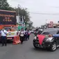 Seorang Petugas Terlihat Sedang Mengatur Lalu Lintas Saat Uji Coba Sistem Kanalisasi di Jalur Puncak, Bogor, Jawa Barat, Minggu (27/10/2019). (Foto: Achmad Sudarno/Liputan6.com)