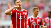 Striker Bayern Munchen, Roberto Lewandowski melakukan selebrasi usai mencetak gol ke gawang Werder Bremen, pada laga lanjutan Bundesliga 2017-2018, di Stadion Weser, Sabtu (26/8/2017) malam WIB.  (AFP/Patrik Stollarz)