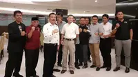 Asprov PSSI Jabar setelah melakukan pertemuan dengan perwakilan 10 Asprov PSSI lain serta manajer Persib, Umuh Muchtar, di Golden Flower Hotel, Bandung, Sabtu (13/4/2019). (Bola.com/Erwin Snaz)