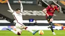 Pemain Manchester United Edinson Cavani (kanan) menendang bola saat melawan AS Roma pada leg pertama semifinal Liga Europa di Old Trafford, Manchester, Inggris, Kamis (29/4/2021). Manchester United menang 6-2. (AP Photo/Jon Super)