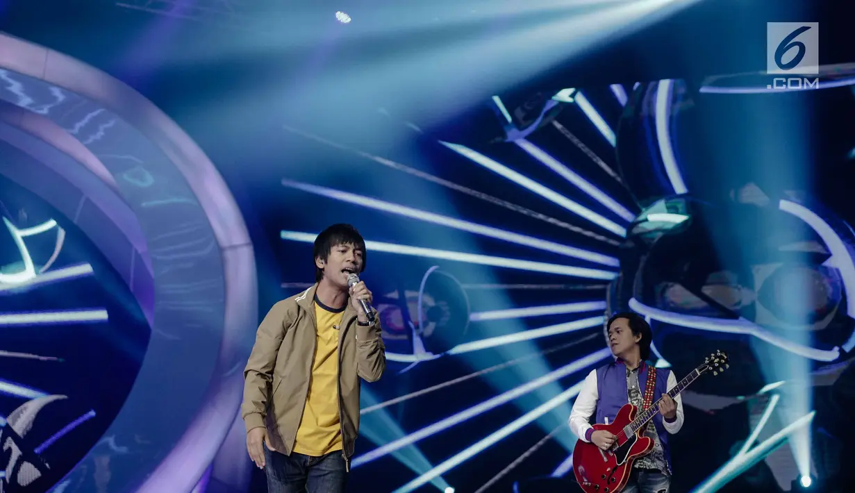 Penampilan D'Masiv saat tampil dalam Konser 100 Hari Menuju Asian Games 2018 di Studio 6 Emtek, Jakarta, Kamis (10/5). Dalam penampilannya mereka membawakan lagu berjudul 'Diam Tanpa Kata'. (Liputan6.com/Faizal Fanani)