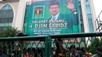  Seorang petugas mengunci gerbang Kantor DPP PPP di Jalan Diponegoro, Menteng, Jakarta Pusat, Selasa (2/12/2014). (Liputan6.com/Johan Tallo)