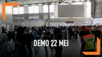 Situasi mencekam dirasakan penumpang dan calon penumpang kereta di stasiun Tanah Abang Rabu (22/5) pagi. Mereka tidak bisa keluar dari stasiun akibat kericuhan pecah antara polisi dan demonstran.