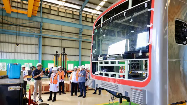Bupati Banyuwangi Ipuk Fiestiandani (baju putih) tinjau Produksi Kereta Api di PT INKA Banyuwangi (Istimewa)