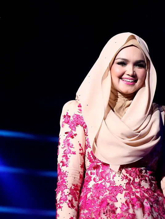 Dalam Konser Raya 21 Indosiar, Siti menjadi pembuka berduet dengan penyanyi Iyet Bustami membawakan lagu Laksmana Raja di Laut. (Andy Masela/Bintang.com)