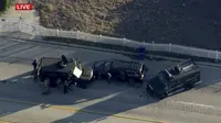 Petugas dengan mobil lapis baja mengepung kendaraan tersangka penembakan di sebuah pusat layanan bagi kaum difabel Inland Regional Center di San Bernardino, California, Rabu (2/12). Sedikitnya 14 tewas dan 17 lainnya terluka. (REUTERS/NBCLA.COM)
