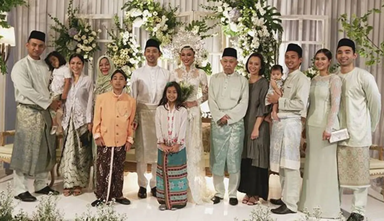 Selain busana Padang yang dikenakan, di pernikahan Whulandary yang berlangsung di Yogyakarta ini juga terdapat salah satu makanan Sumatera Barat, Sate Padang. (Instagram/btmate)