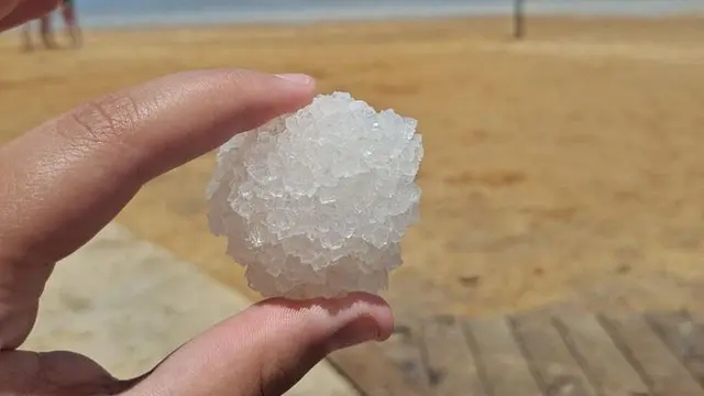 Garam berbentuk bola.