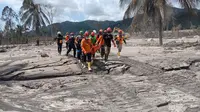 Evakuasi korban Semeru yang ditemukan Tim SAR. (Dian Kurniawan/Liputan6.com)