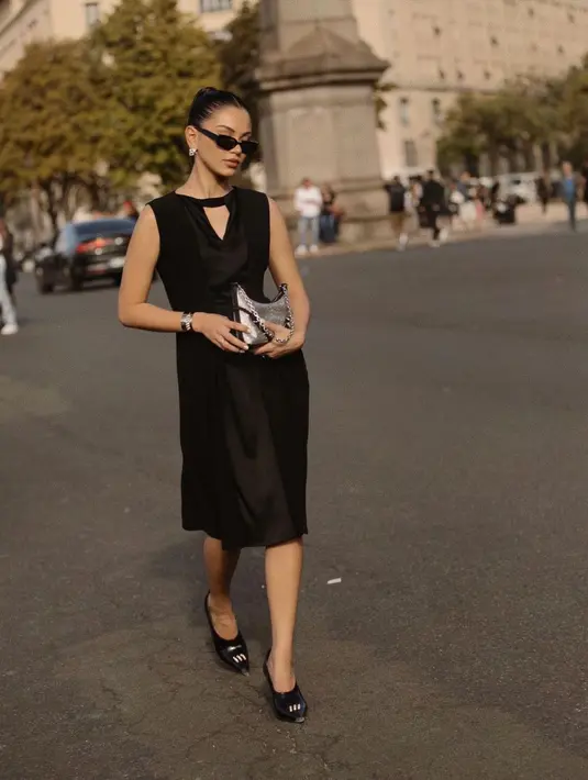 Ngantor dengan gaya yang chic ala Alyssa Daguise. Ia tampil sempurna dengan dress hitam selutut, tanpa lengan, dengan aksen cut-out di bagian leher. [Foto: Instagram/alyssadaguise]