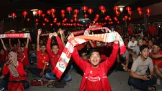 Suporter Liverpool membentangkan syal saat mengikuti acara nonton bareng Liga Premier Inggris antara Liverpool vs Manchester United  di Mall Sumarecon Bekasi, Jawa Barat, Minggu (17/1/2016). (Bola.com/Nicklas Hanoatubun)