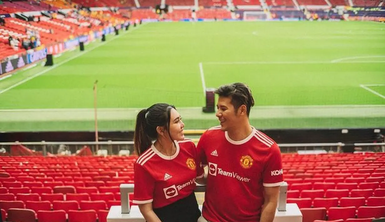 Menjadi pendukung Manchester United, Via Vallen bahkan mengunjungi Old Trafford di kota Manchester untuk berbulan madu.