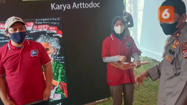 Wakapolda Banten, Brigjen Ery Nursatari, Saat Memberikan Piagam Ke Pemenang Lomba Mural. (Sabtu, 30/10/2021). (Liputan6.con/Yandhi Deslatama).