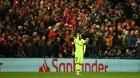 Megabintang Barcelona, Lionel Messi bereaksi saat penyerang Liverpool, Divock Origi merayakan gol pada laga kedua semifinal Liga Champions di Anfield, Selasa (7/5/2019). Barcelona menelan kekalahan mengejutkan ketika melawat ke markas Liverpool dengan skor 0-4 (agregat 3-4). (AP/Dave Thompson)