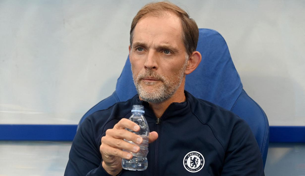 Thomas Tuchel dipecat dari Chelsea pada awal musim 2022/2023. Performa buruk The Blues menjadi alasannya. Posisinya kini digantikan oleh Graham Potter yang pada akhir-akhir ini juga sering menuai hasil buruk bersama Chelsea. Selama 1,5 tahun di Stamford Bridge, Tuchel berhasil membawa pulang berbagai gelar bergengsi, termasuk gelar juara Liga Champions dan Piala Dunia Antarklub. Pria 49 tahun itu saat ini sedang tak menukangi klub manapun per Januari 2023. Namun, Tuchel sepertinya tak akan kesulitan mencari pelabuhan baru dalam waktu dekat. (AFP/Denis Lovrovic)