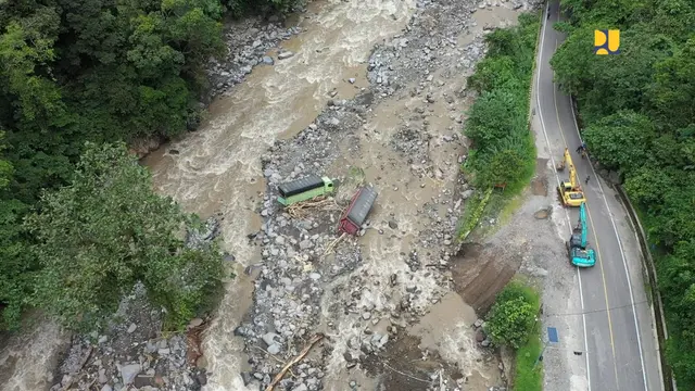Kementerian PUPR mengerahkan alat-alat berat untuk membantu penanganan darurat bencana banjir lahar dingin yang terjadi di Kabupaten Agam dan Kabupaten Tanah Datar, Sumatera Barat (Sumbar). (Foto: Kementerian PUPR)