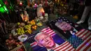 Gambar Presiden Donald Trump dan pesaingnya dari Demokrat Joe Biden, tergeletak di altar selama upacara, di dalam apartemen di Lima, Rabu (16/9/2020). Dukun Peru berkumpul untuk memprediksi siapa pemenang dari pemilihan presiden AS yang akan dihelat pada 3 November mendatang. (AP Photo/Rodrigo Abd)