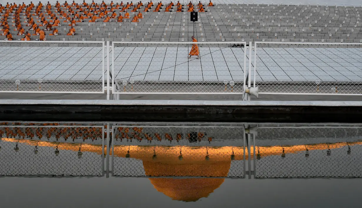 Seorang biksu mempersiapkan diri jelang melakukan ritual Makha Bucha Day di kuil Wat Dhammakaya, Bangkok, Thailand (11/2). (AFP/Lillian Suwanrumpha)