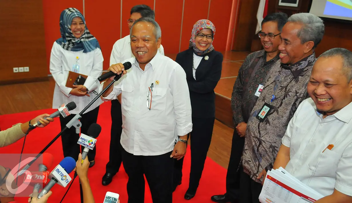 Menteri Pekerjaan Umum dan Perumahan Rakyat (PUPR) Basuki Hadimuljono memberi keterangan kepada media saat penandatangan kerjasama Tol Jakarta-Cikampek dan jalan Tol Krian-Legundi-Bunder-Manyar (KLBM) di Jakarta, Senin (5/12). (Liputan6.com/Angga Yuniar)