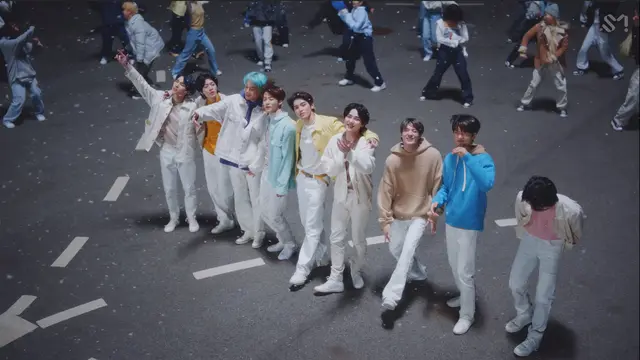 Anggota NCT di MV Beautiful.