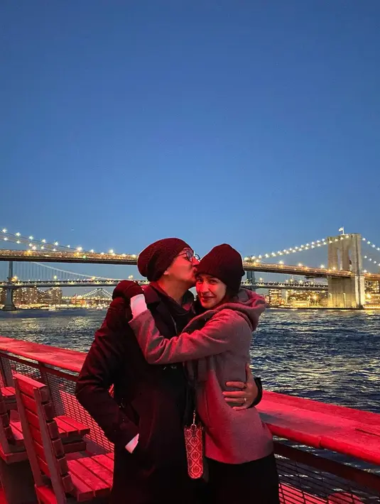 Mau di daerah tropis atau dingin bersalju, yang pasti Mikha dan Deva tetap stylish. Happy honeymoon! [@miktambayong]