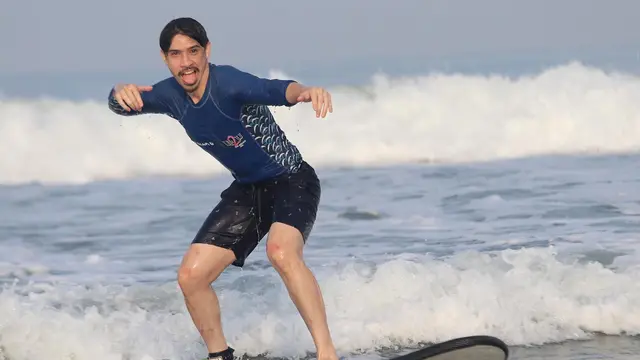 Surfing Bareng, Ini 6 Potret Seru Prisia Nasution dan Suami Liburan