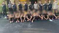 Tim Patroli Perintis Presisi Polres Metro Jakarta Barat menggagalkan tawuran antar pelajar. Sebanyak 18 orang ditangkap yang beberapa di antaranya membawa senjata tajam (sajam) seperti Celurit dan Penggaris Besi. (Dok. Liputan6.com/Ady Anugrahadi)