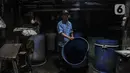 Aktivitas perajin tempe saat mogok produksi di kawasan Sunter Jaya, Jakarta Utara, Senin (21/2/2022). Mulai hari ini perajin tempe dan tahu se-Pulau Jawa mogok produksi selama tiga hari ke depan sebagai respon mahalnya harga kedelai yang mencapai Rp11.000 per kg. (merdeka.com/Iqbal S. Nugroho)