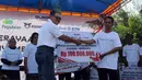 Perwakilan direksi Sinergi empat BUMN memberikan bantuan kepada pengurus panti asuhan saat Natal bersama dan bantuan CSR Sinergi BUMN di Kota Waingapu, Sumba Timur, Sabtu (15/12). Bantuan yang disalurkan lebih dari Rp 1 miliar. (Liputan6.com/JohanTallo)