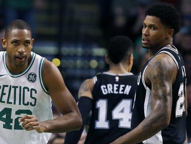 Pebasket Boston Celtics, Al Horford, melakukan selebrasi saat melawan San Antonio Spurs pada laga NBA di TD Garden, Boston, Senin (30/10/2017). Celtics menang 108-94 atas Spurs. (AP/Michael Dwyer)