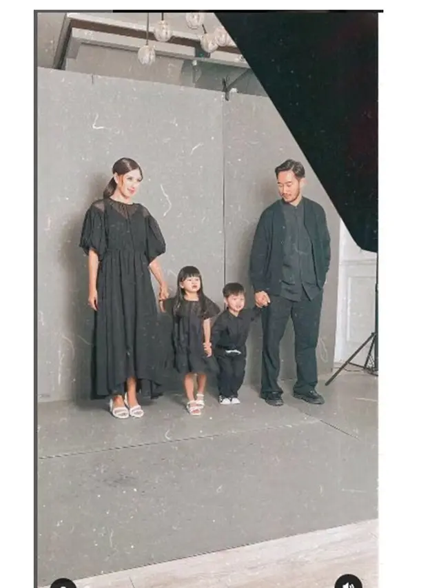 7 Gaya Pemotretan Terbaru Syahnaz dan Jeje Govinda, Tampil Kompak Serba Hitam