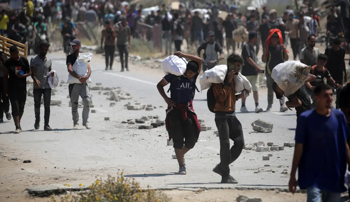 Penderitaan warga di Gaza tak kunjung usai. Di tengah pertempuran yang berlangsung sejak Oktober 2023 lalu, beragam krisis mulai menghantui kehidupan mereka akibat blokade bantuan oleh militer Israel sejak Maret 2025 lalu. (Eyad BABA/AFP)