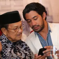 Syukuran Kemenangan Reza Rahadian dan Tya Subiakto di Ajang Asia Pacific Film Festival 2017. (Adrian Putra/bintang.com)