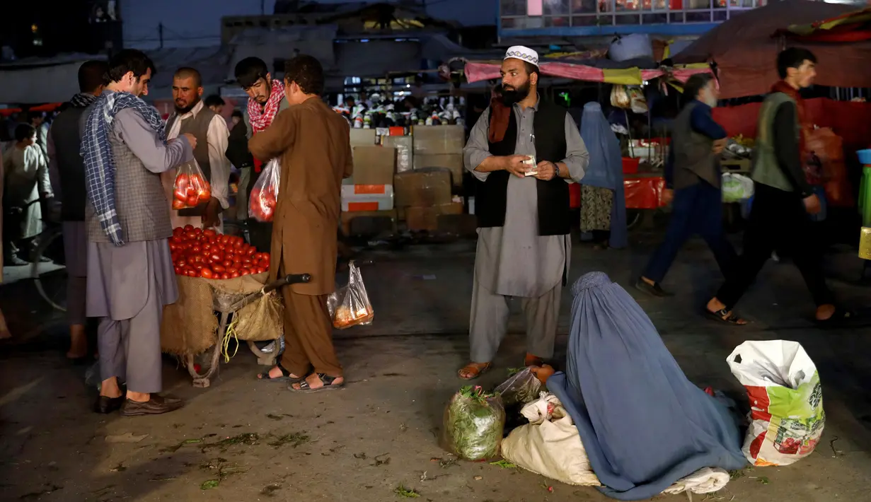 Warga berbelanja di Pasar Kota Tua Kabul, Afghanistan, Minggu (8/9/2019). Makanan Afghanistan sebagian besar terdiri dari daging, susu, yogurt, dan keju. (AP Photo/Ebrahim Noroozi)